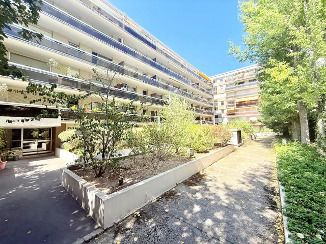 CLICHY REZ DE JARDIN AVEC TERRASSE DE 15 M2 PLEIN SUD EST, SANS VIS A VIS et AU CALME ABSOLU