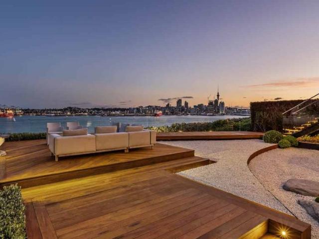Clifftop Luxury Living 4/5 Bedroom Villa with Breathtaking Harbour Views + Spa Pool!