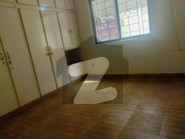 Clifton block 4 small complex grund floor available for rent 4 bedroom Clifton Block 4