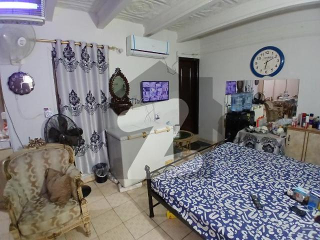 CLIFTON 252 SQYD BUNGALOW 5 Bedrooms Near Oceam Mall Available For Sell At Attractive Demand Clifton Block 9