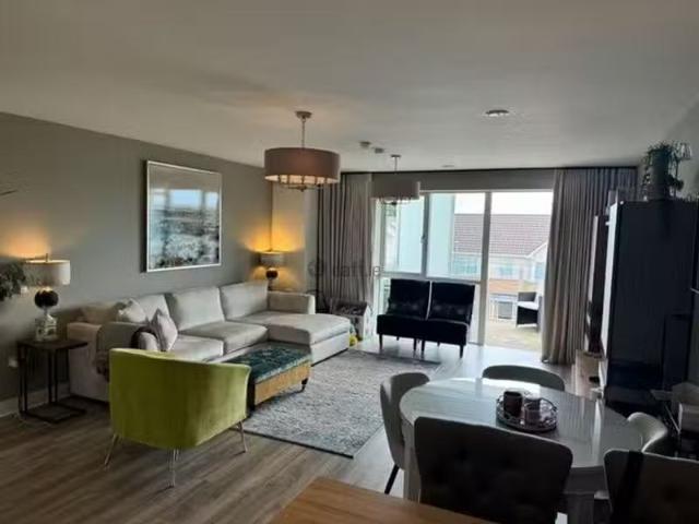Crofton Hall, Diswellstown Lawn, Ha, Castleknock, Dublin 15 is.