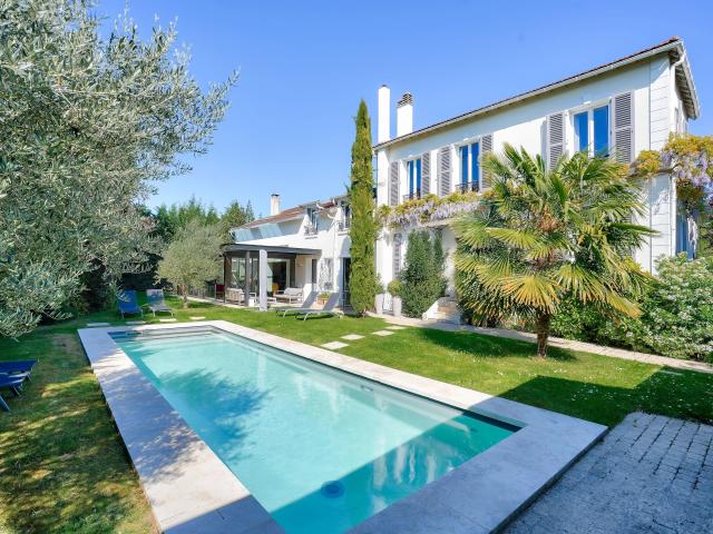 Croissy sur Seine CENTRE Longère 5 chambres 254m² 372m² au sol Terrain 1000 m²