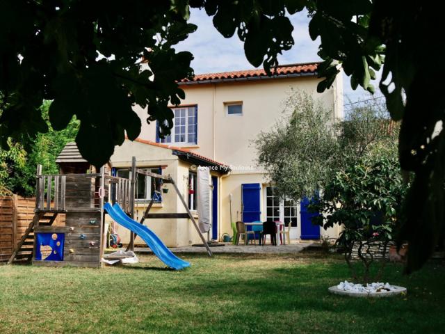 Croix de Pierre, Maison familiale avec jardin