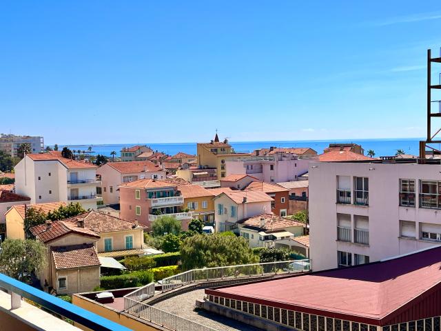 CROS DE CAGNES 2 Pièces Avant dernier étage Vue Mer