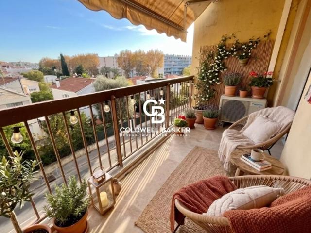 Cros de Cagnes 2 pièces avec terrasse Elégante rénovation