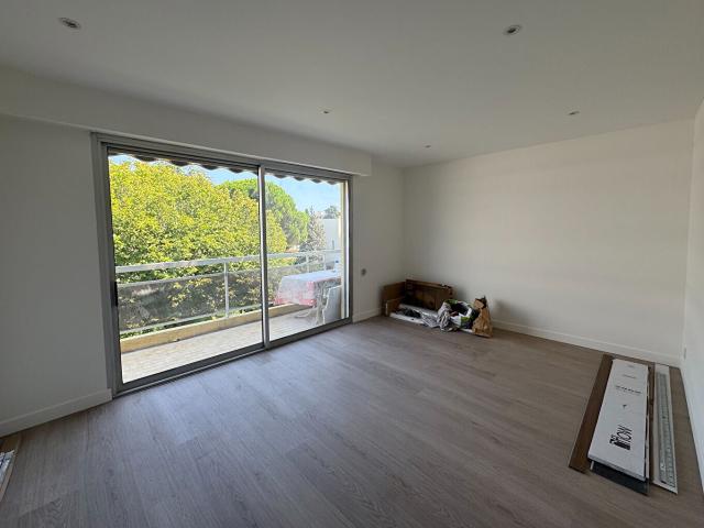 CROS DE CAGNES: Beau studio avec parking rénové SEPT / JUIN