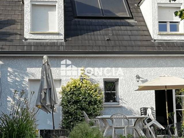 CROSNE: Découvrez cette maison familiale récente offrant confort luminosité le tout sur parcelle de 852M2 proche commerces et transports