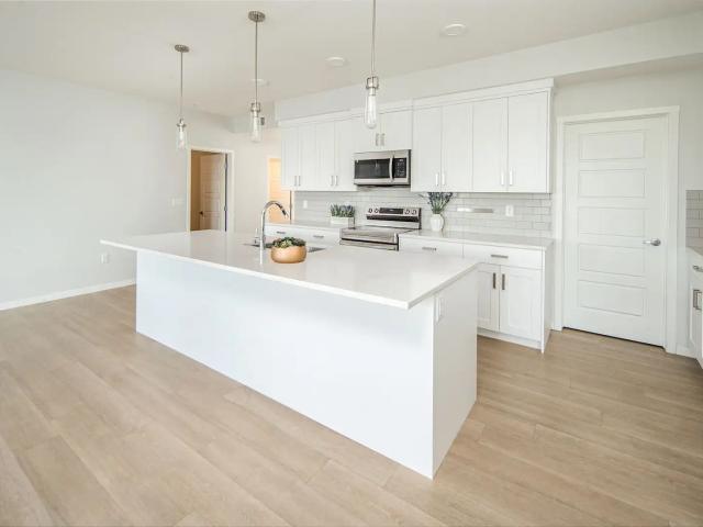Cranston Luxury 3bedroom 2 bath Condo with Pond View