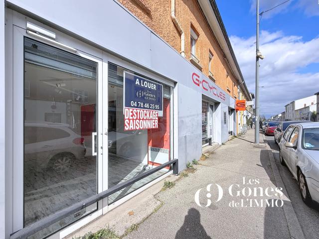 CRAPONNE centre Local Commercial 172m2 avec vitrines rue rue + places de parking