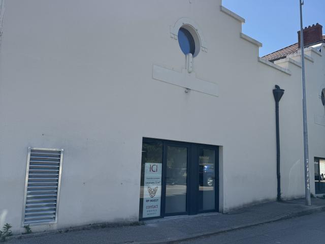 CRAPONNE centre, local commercial ou professionnel NEUF de 70 m2 en RDC sur rue + 1 parking couvert