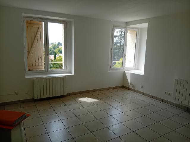 CRAPONNE proche centre et commodités Appartement 2 pièces non meublé