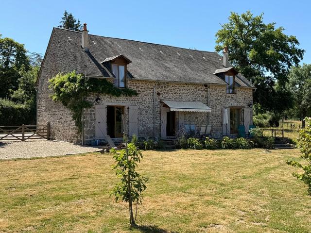 CREUSE Grange de charme avec prairie aux portes de La Souterraine