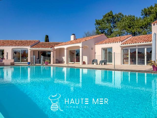 CREOLE Villa de plain pied avec piscine à débordement