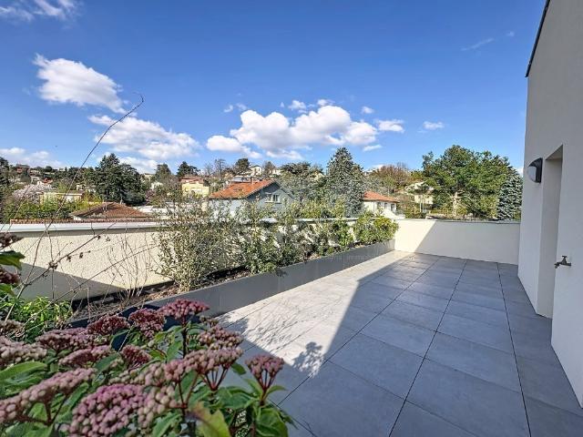 CREPIEUX CENTRE VILLAGE T3 78m² + TERRASSE 110m² 2 STATIONNEMENTS 440000€