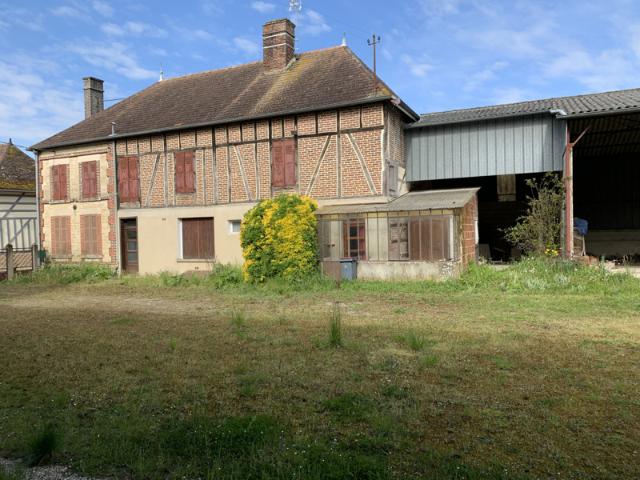 CRESANTIGNES CORPS DE FERME AVEC GRANDS HANGARS