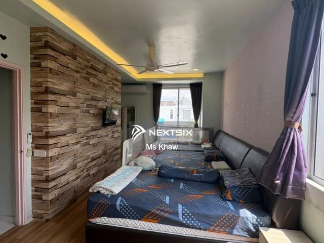 Crest @ austin ruby 3, brand new original condition. View to offer