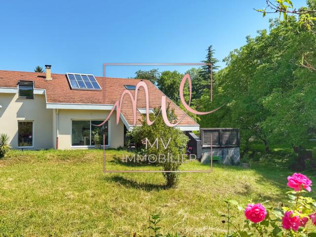 Criel de RENAGE, villa avec garages et annexes