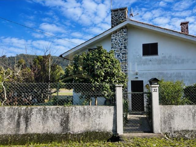 Moradia T2 com Jardim e Grande Potencial para venda em Cristelo, a Minutos da Praia