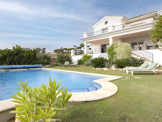 Cruza las majestuosas puertas de madera y descubre esta impr. 534m² Manilva