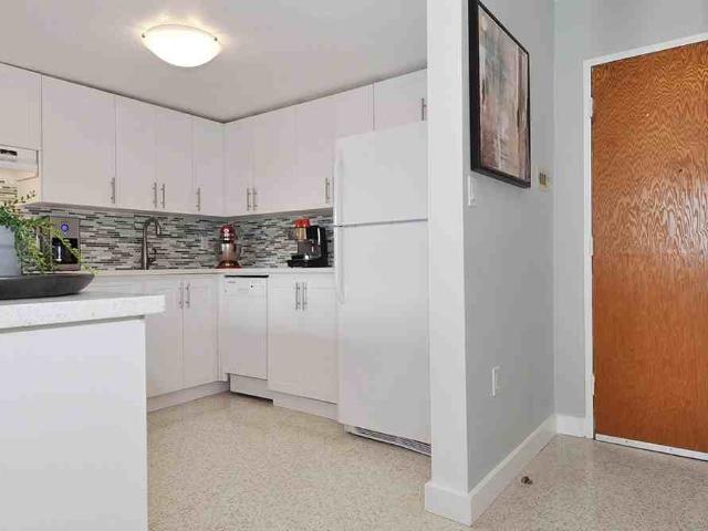 Crystal Arms 1 Bedroom Apartment for Rent at 235 Bay St, Ottawa, ON K1R 5Z2 Downtown Ottawa