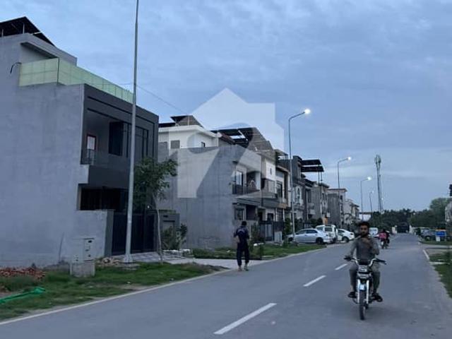 Crystal hot & builder location plot for sale
