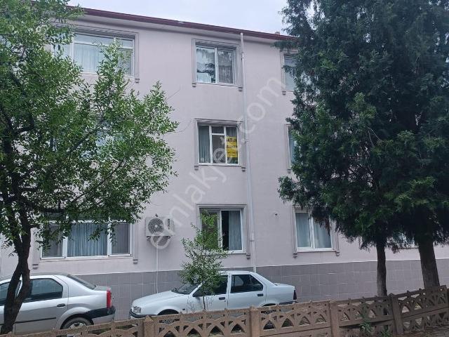 Cumartesi Pazarı Sokağında Balkonlu Ara Kat 2+1 Daire 100 M2