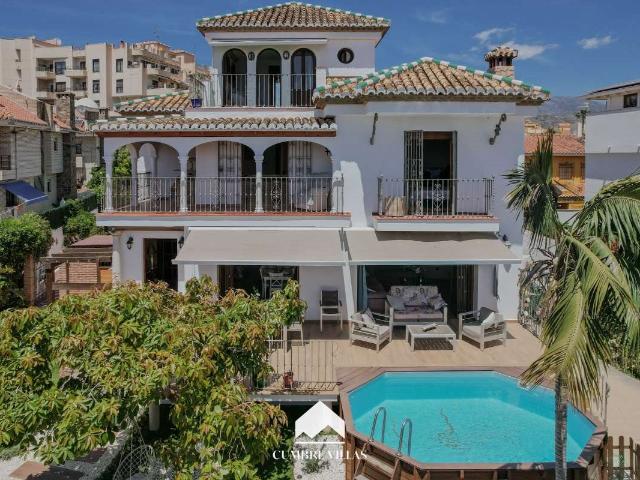 Cumbre Villas presenta esta preciosa villa de estilo Carmen. 415m² Almuñecar