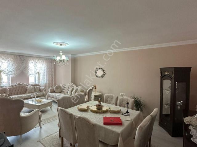 Cumhuriyet Mahallesinde Satılık Geniş 4+1 Daire