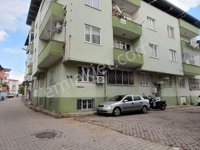 Cumhuriyet Mahallesi Köşe Başı Satılık Yarı Bodrum Daire.