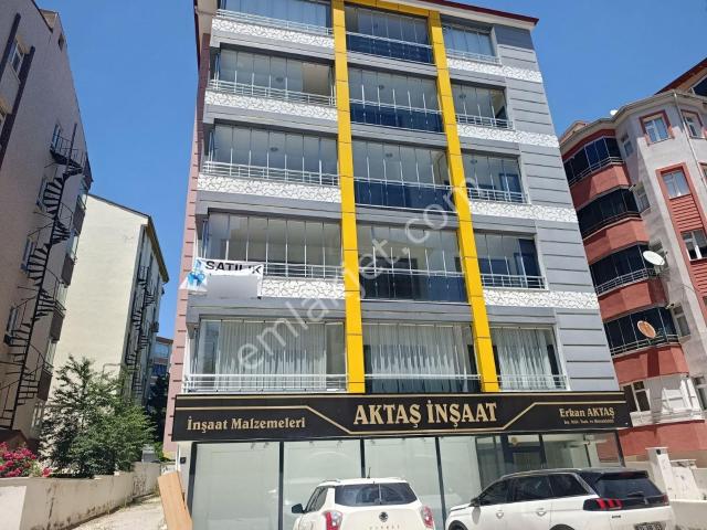 Cumhuriyet Mahallesinde Merkezi Konumda 220 M2 4+1 Arakat Daire