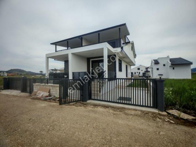 Cumhuriyet Mahallesinde Satılık 3+1 Dubleks Villa