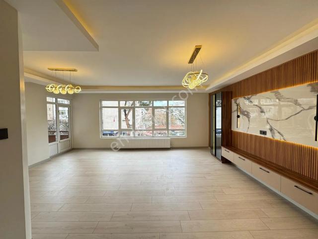 Cumhuriyet Gayrimenkulden 3+1 Full+full Yapılı Daire