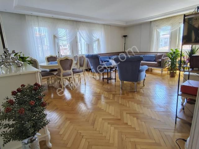 Cumhuriyette Site İçinde Geniş 130 M2 Ferah Önü Açık 4 Kat Daire