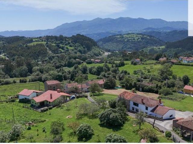 Cuadra de piedra con parcela urbanizable en Castiello de Lue