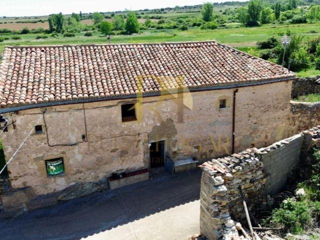 CUBILLEJO DE LA SIERRA: Casa tradicional de Piedra con 2200m2 de jardín!