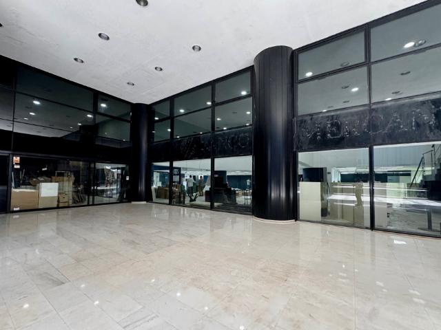 Cubo Negro/ Local Comercial con Mezzanina/1437,31m2/EN ALQUILER
