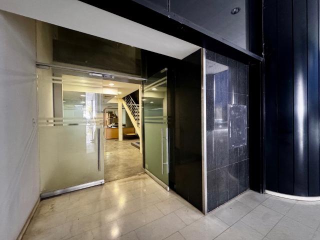 Cubo Negro/ Local Comercial con Mezzanina/241,36m2/EN ALQUILER