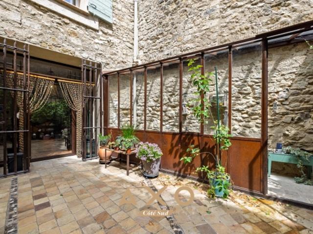 CUCURON MAISON DE VILLE T4 170 M2 COUR 499 000€
