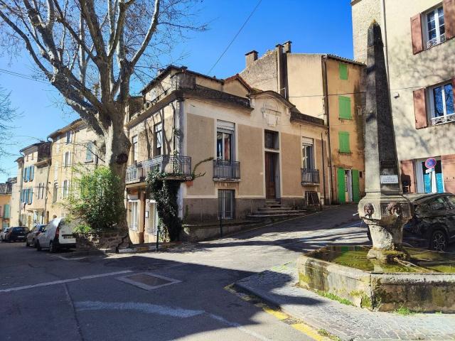 Cucuron, belle demeure de village avec toit terrasse