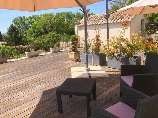 Cucuron Unique ! Charmant et moderne, 200 m2, 4 ch et 4 salle