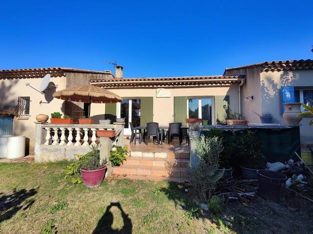Cucuron, villa avec garage et jardin proche village