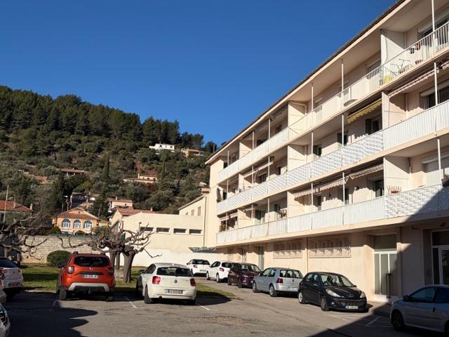 CUERS BAISSE DE PRIX A SAISIR Appartement T3 avec balcon, cave et stationnement privatif