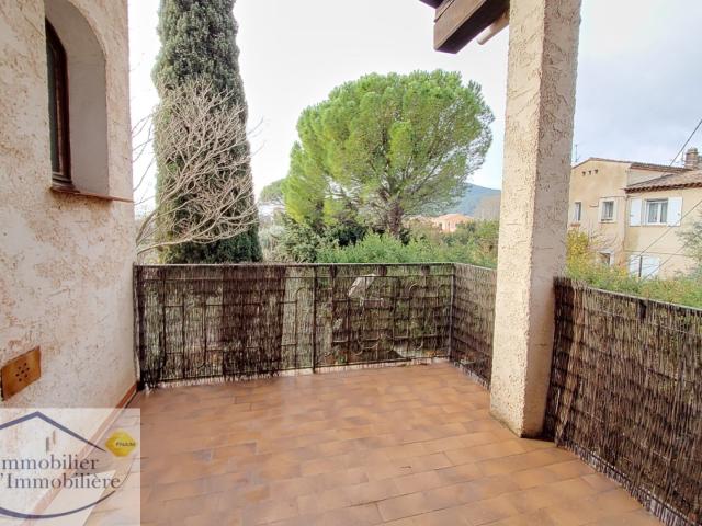 CUERS, Haut de villa T3 + terrasse