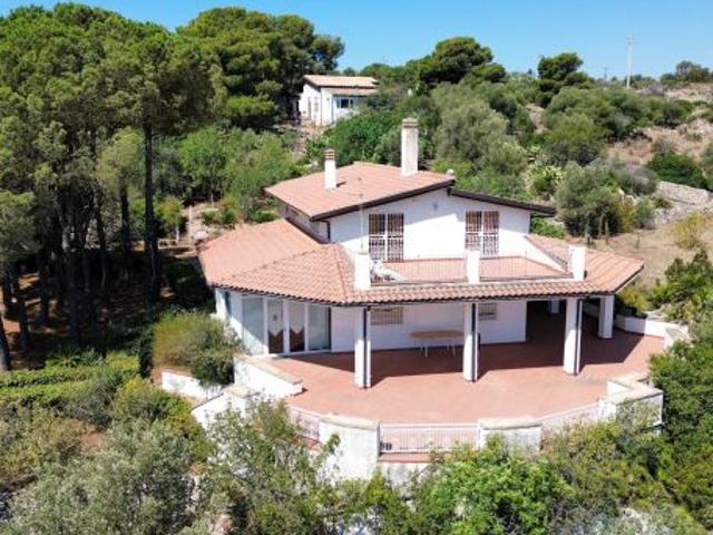 CUGNI Villa immersa nel verde con terreno di oltre 1 ettaro