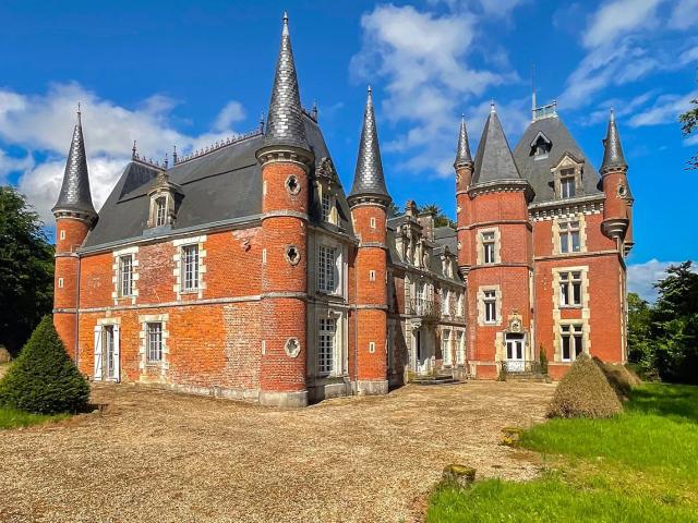 Cuiry Chateau à vendre 17 pièces 800m² 8 chambres Parc stationnements Salle de sport