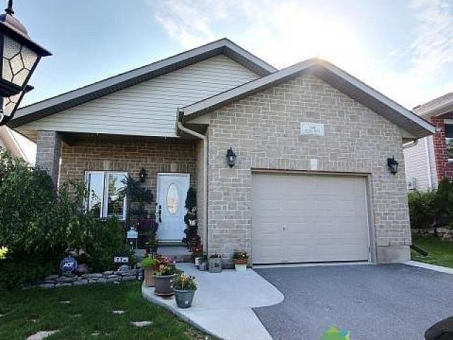 Custom Built In 2006 Bungalow $890000