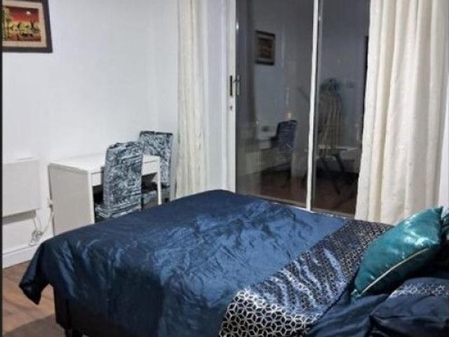 Custom House Harbour Apt