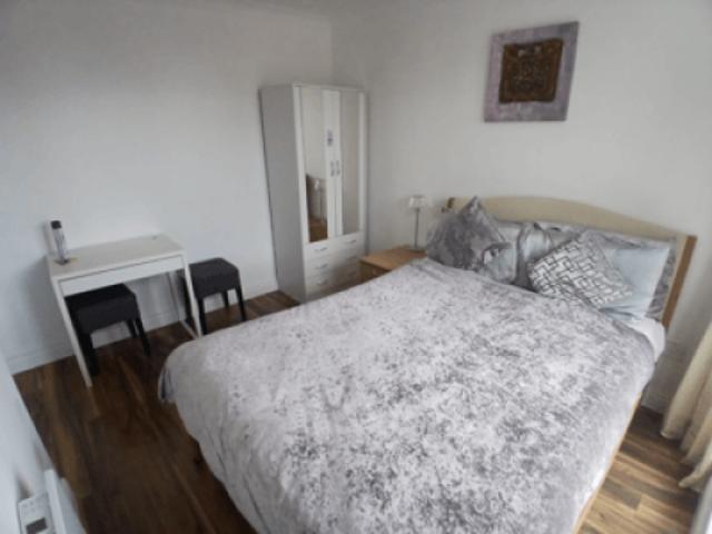 Custom House Harbour Apt