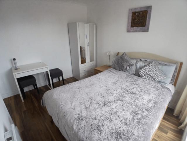 Custom House Harbour Apt