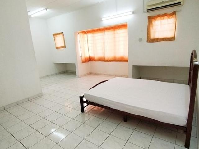 Cushy Master Room Zero Deposit Weekly Cleaning @ BU10